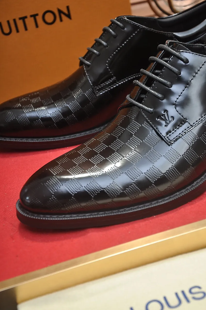 Men's men's shoes 💰520💶 [LV] (original single cowhide lining) 🍀LV's latest genuine leather business suit shoes are launched simultaneously on the official website. The first-layer cowhide imported from Italy is made of heavy gold, 💥official website 1:1 rubber outsole. Versatile to wear, high-end without losing class, and the color combination is extraordinary. This four-season style is alluring when worn on your feet, showing off your big-name flair. Standard code 38-45 (45 customized)